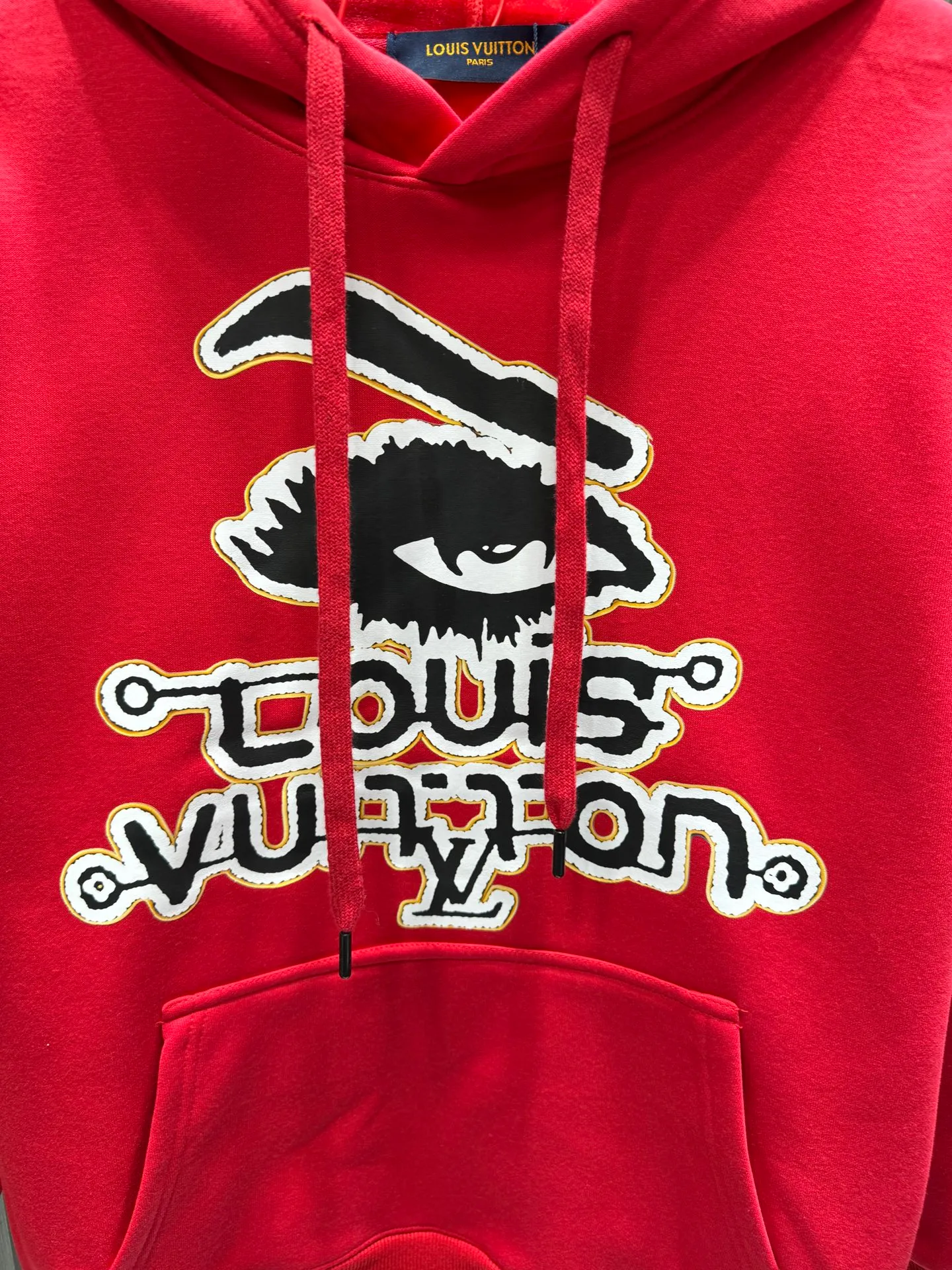 🅿️280 Louis Vuitton LOUIS VUITTON New Year's wool embroidered eye-catching autumn and winter hooded sweatshirt 400 grams of pure cotton ➕ silver fox velvet purchased and developed at 11600. The fabric is made of 32s double-ply cotton sweatshirt fabric. After the gray fabric is dyed and shaped, the base fabric is made of fleece and shearing. Matching 26s double yarn horizontal plate machine to weave ribs. Print AB color according to the Y version color. Custom-dye the rib color of bulk fabrics. The front hand-cranked embroidery patch is embroidered with a chapter. The chapter is embroidered with a Tajima towel machine imported from Japan. The yarn is dyed according to the pattern. The bottom layer is made of two-line non-woven fabric three-dimensional towel embroidery + flat embroidery. Laser positioning burnt cutting non-woven fabric hollow effect. Later, manual finishing of the corner edges is added to trim the edge stop to a minimum. The width is exactly the same as the pattern. The overall line is straight and delicate. The fabric is comfortable and soft. The color is consistent and has no color difference. It can be matched with the same style to create a fashionable look and handle various occasions. Customized accessories, complete with three standards, same style for men and women